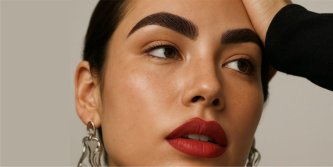 Výhody henny na obočí Dyōtics