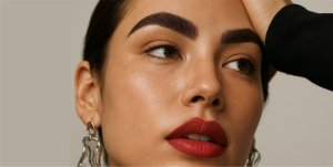 Výhody henny na obočí Dyōtics